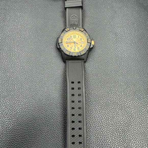 Luminox Navy Seal XS.3505.GP.SET Gold 45 mm CARBONOX™ Rubber Quartz Men's Watch - Picture 1 of 5